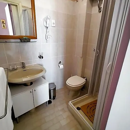 Afra Nocleg ze śniadaniem 3*